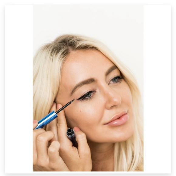 Babe Lash Enriching Liquid Eyeliner in Bold Black - Picture 2 of 9